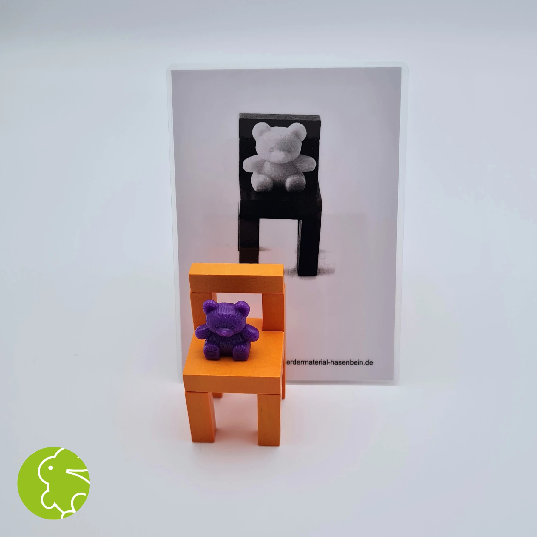 Teddy mit Stuhl